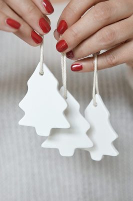 Porzellanhänger / TANNENBAUM / weiss